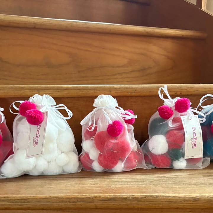 PomPom Galore – wholesale Christmas decoration – Christmas Red & White Pom Pom Garland4