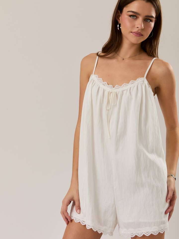 Combinaison à bretelles spaghetti avec bordure en dentelle pour la vente par LE LIS