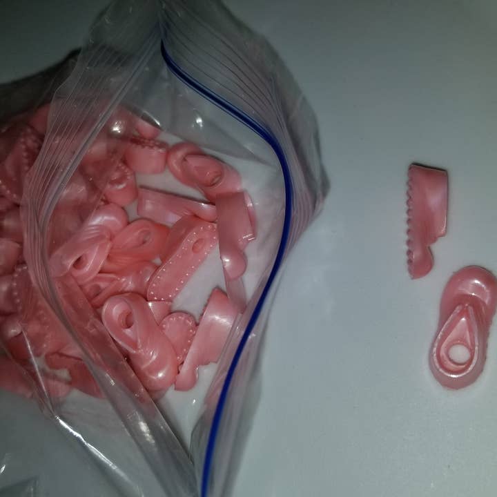 Charms - Colgantes de plástico para botines de bebé - Paquete de 50 para venta al por mayor de Party Bibs