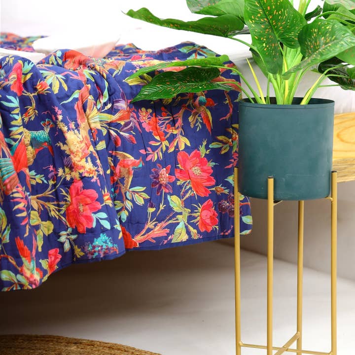 Couvre-lit Kantha en velours à motif floral - Oiseau bleu vif pour la vente par Glamthread