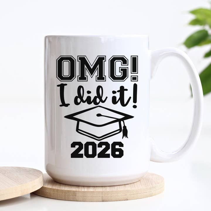 Tazza "OMG, ce l'ho fatta" Classe del 2026 — Regalo di laurea per la vendita all'ingrosso da parte di Heart & Willow Prints