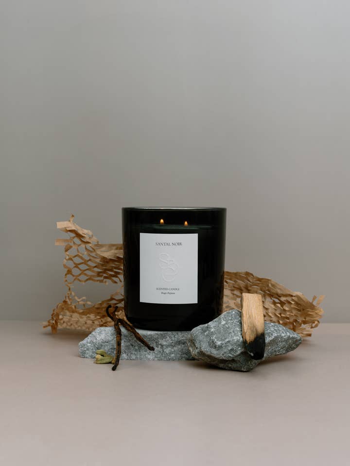 SANTAL NOIR (SANDELTRÆ) STEARINLYS for engroshandel hos Simply Bare Collection