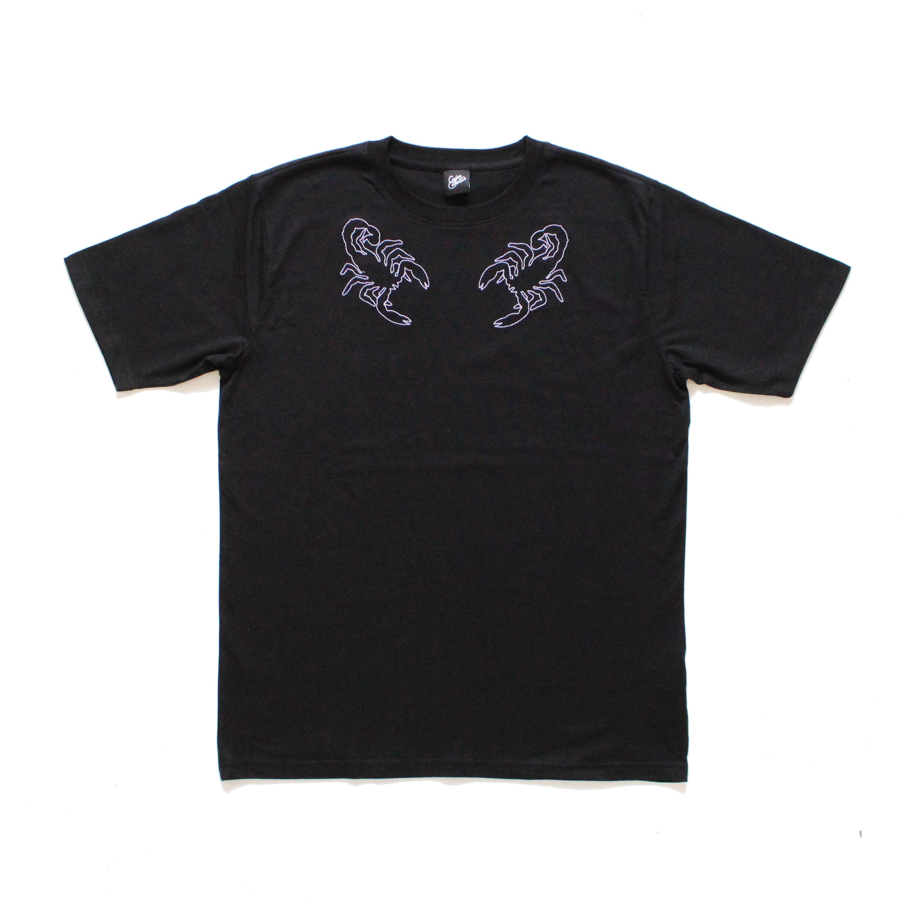 Cousins Collective - Venta al por mayor Camiseta - Unisex - Camiseta unisex con bordado de tatuaje de cuello escorpión1