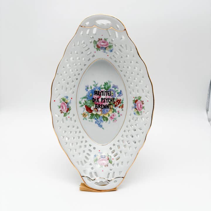 Assiette murale long HEITITEI DIE PSYCHE BRENNT "cutie" pour la vente par ohRuby
