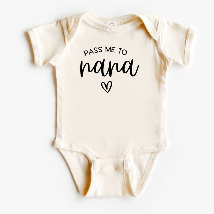 Body pour bébé Pass Me to Nana | Cadeau pour les nouveaux grands-parents pour la vente par Dorothy’s Reason