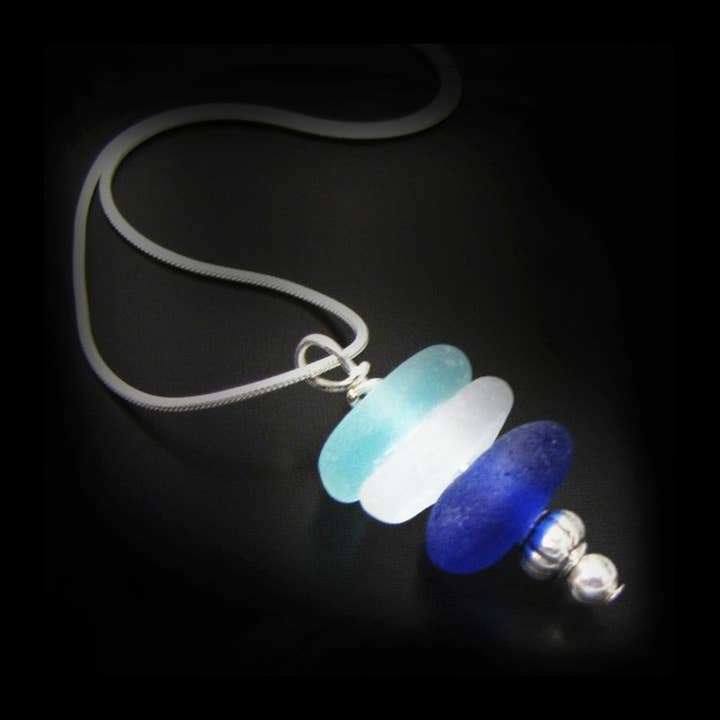 Havsglashalsband i Beachy Blues, Äkta Seaglass för wholesale av West Coast Sea Glass