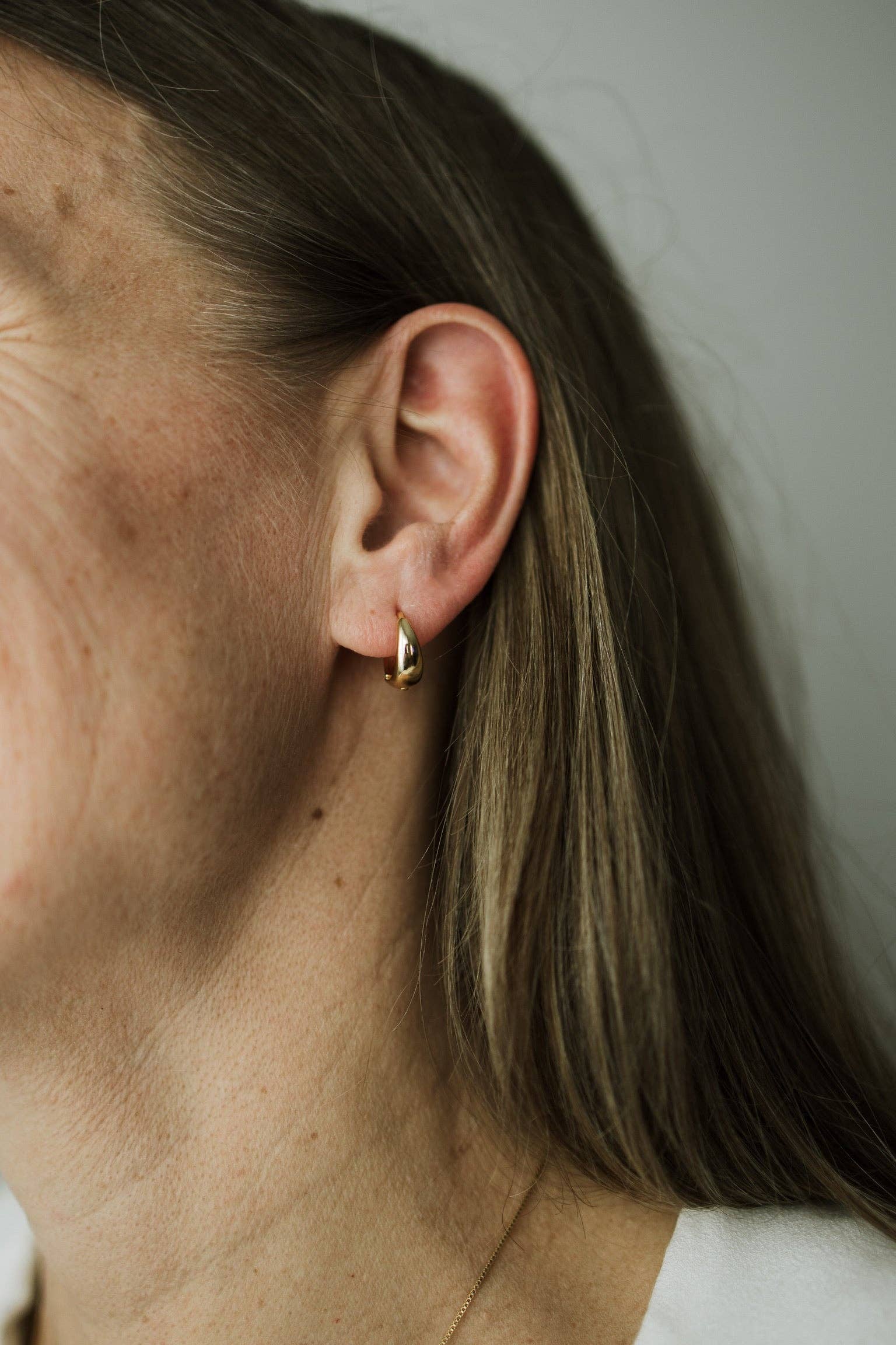 Sydney Rose Co. - Vendita all'ingrosso Orecchini a cerchietto - Huggie Hoops a forma di goccia7