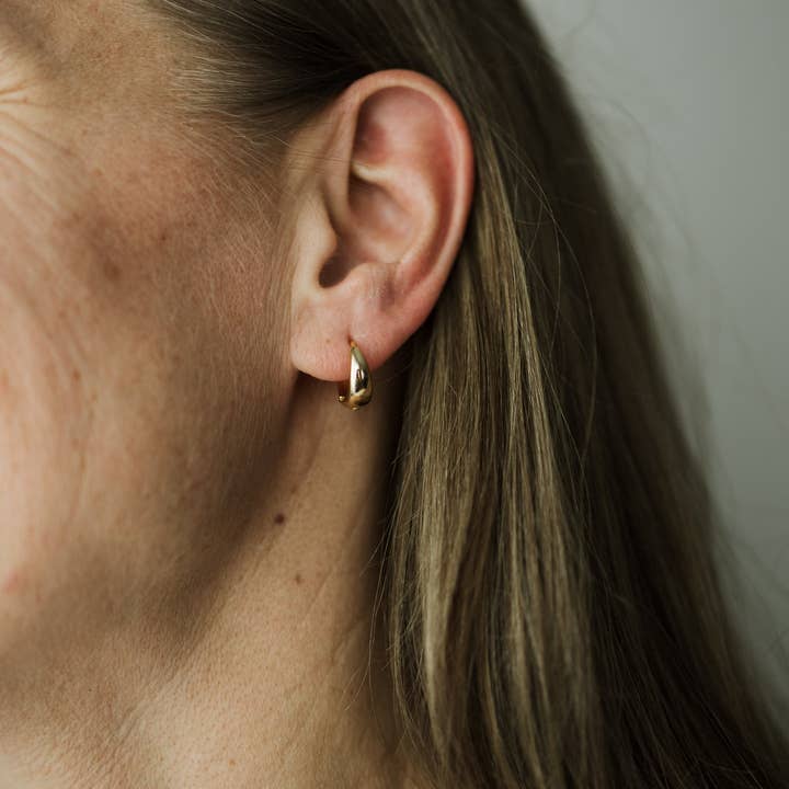 Sydney Rose Co. - Vendita all'ingrosso Orecchini a cerchietto - Huggie Hoops a forma di goccia7