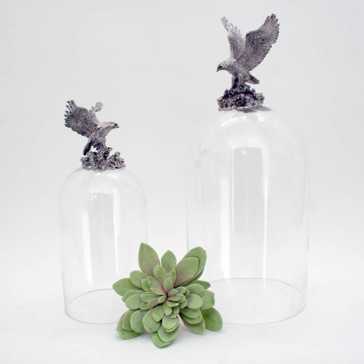 Juego de 2 campanas de vidrio con águila de metal con alas abiertas (25 cm y 35 cm de altura) para venta al por mayor de Housewares & Tabletops by Contrast Inc.