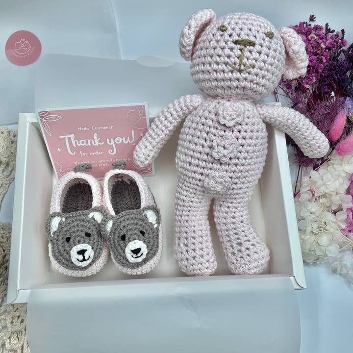 CherisherBabies – Engroshandel Barselsgave – Håndlavede Hæklede Baby Støvletter, Bjørn Toy til Nyfødt Baby Gaveæske, Køn Neutral Baby Gave, Baby Shower