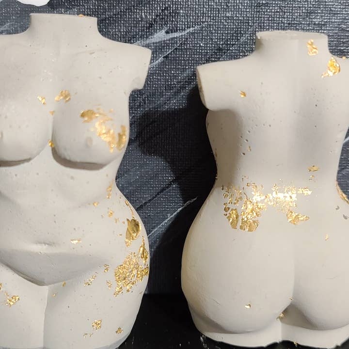 Déesse du ciment courbée embelli pour la vente par S Soy Waxmelts