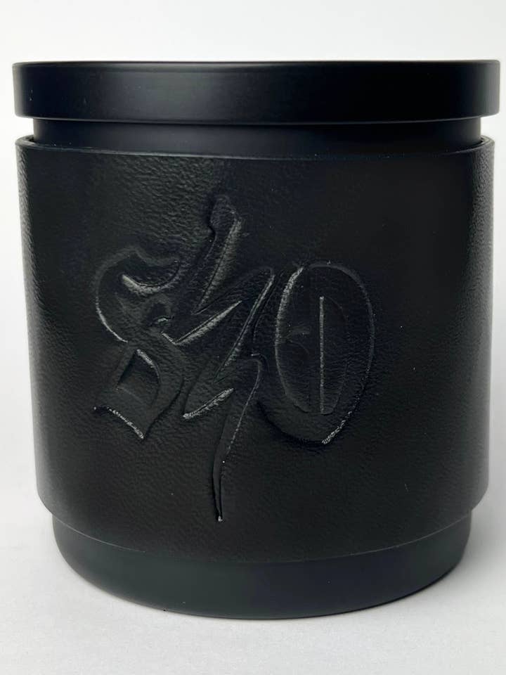 BOUGIE ENVELOPPÉE DE CUIR | NOIR pour la vente par Saint Owen