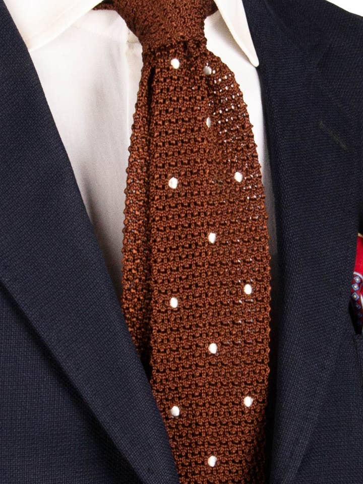 Hellbraune Strickkrawatte aus Seide mit weißen Punkten TRI712 für den Großhandel von Graffeo Cravatte