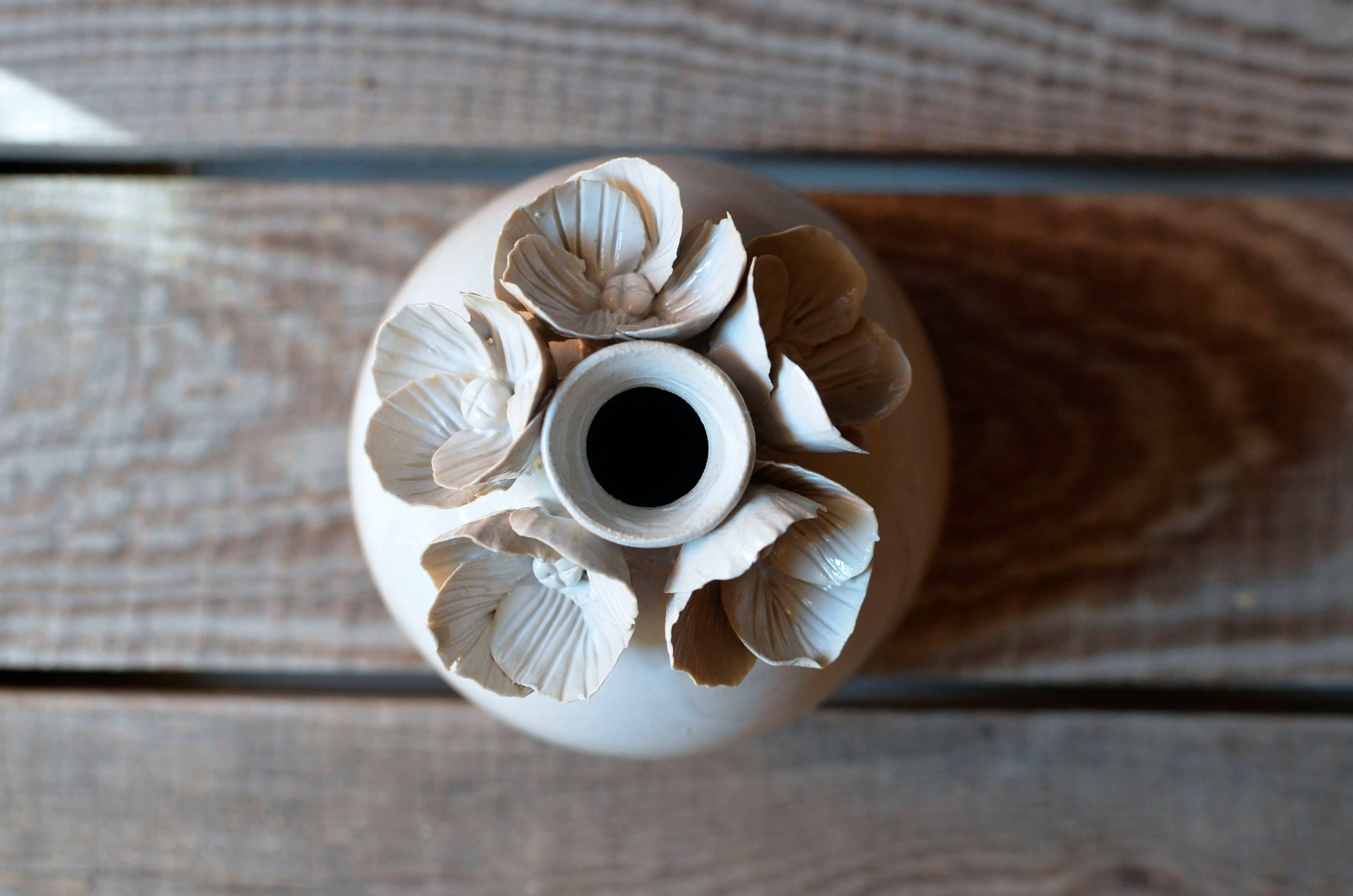 L'Officina - Wholesale Vase - White spherical bottle vase in stoneware with flowers 4 petals1
