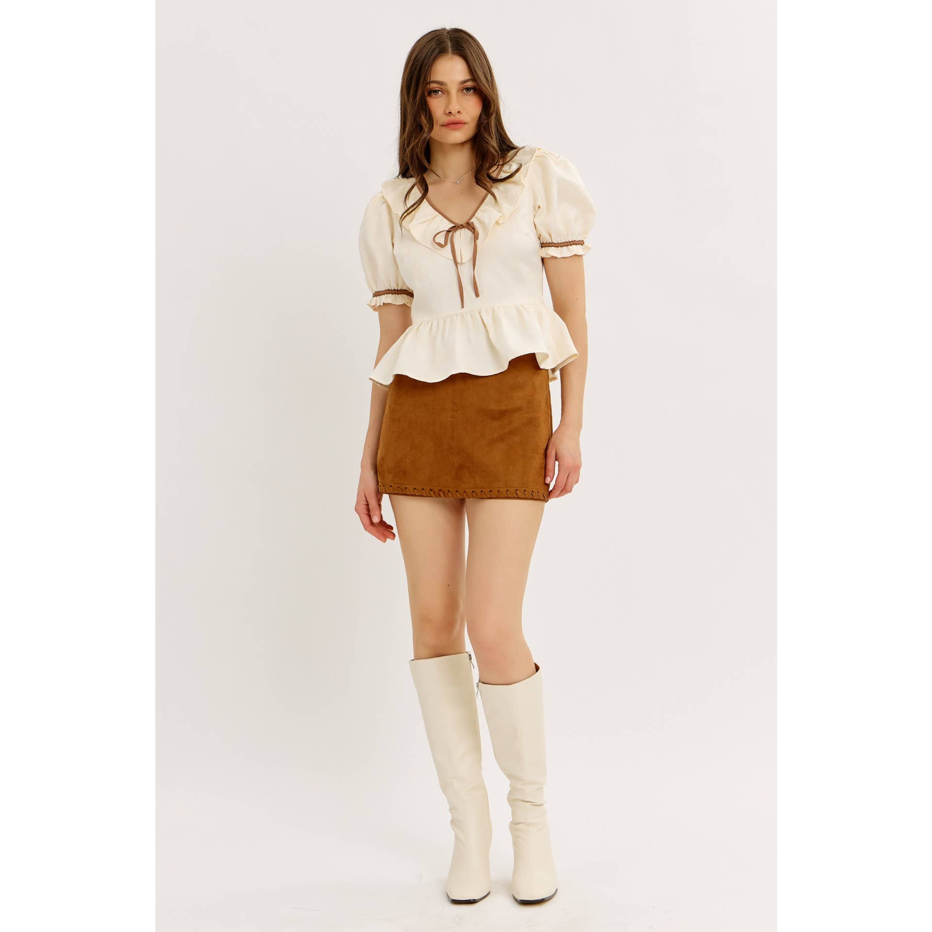 CHAMEAU MINI-JUPE-SHORT EN FAUSSE SUEDE ÉLÉGANTE AVEC OURLET SURPIQUÉ en vente sur Faire10