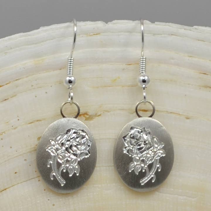 Boucles d'oreilles ovales en étain avec fleur du mois de juin pour la vente par Nobska Craftsmen