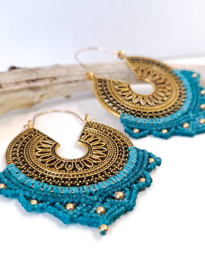 Orecchini pendenti MANDALA in oro e turchese per la vendita all'ingrosso da parte di De fil en vadrouille