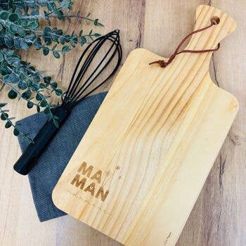 Indgraveret træserveringsbræt – Kærlig og nyttig gave – Kærlige mor for engroshandel hos La vie en magenta