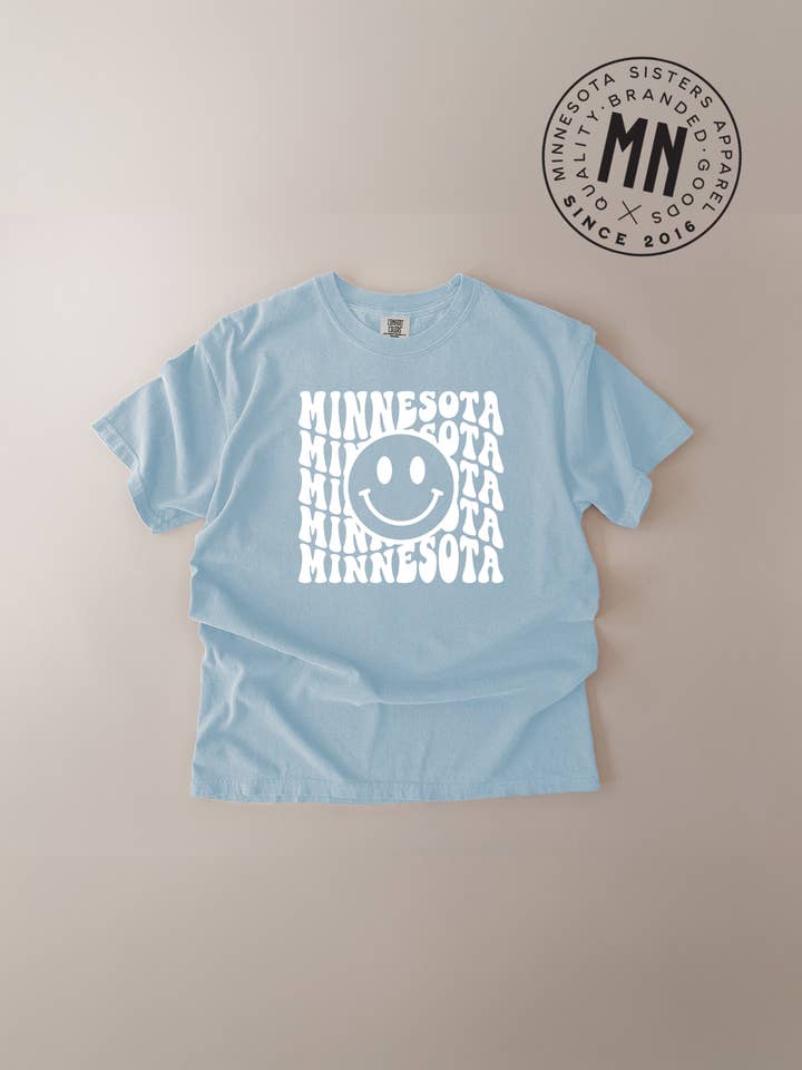 Kurvig Minnesota Smiley Face T-shirt för wholesale av Minnesota Sisters