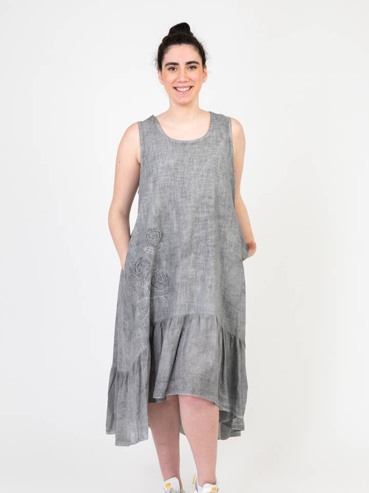 Robe grande taille avec broderie floral gris (C8015) pour la vente par Pomme Rouge Paris