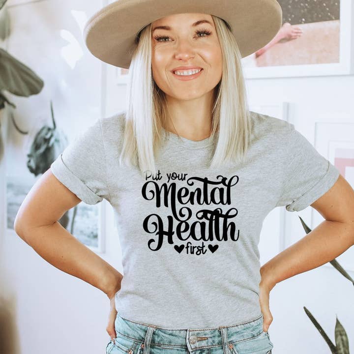 T-shirt Donnez la priorité à votre santé mentale pour la vente par KM Clothing
