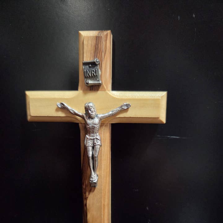 Croce in legno d'ulivo con crocifisso. per la vendita all'ingrosso da parte di Holy Land Imports