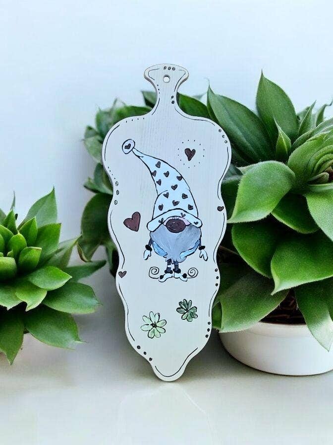 Handbeschilderde vlechtplank – Gelukskabouter met hart voor wholesale door Wunderquelle Emmental