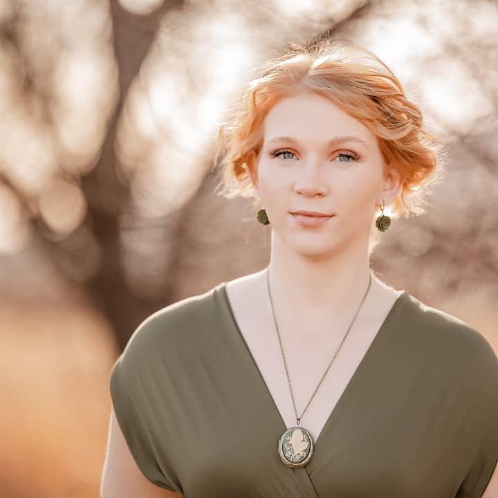 A Pocket of Posies - Vente Collier à médaillon - Médaillon de muguet Bleu clair2