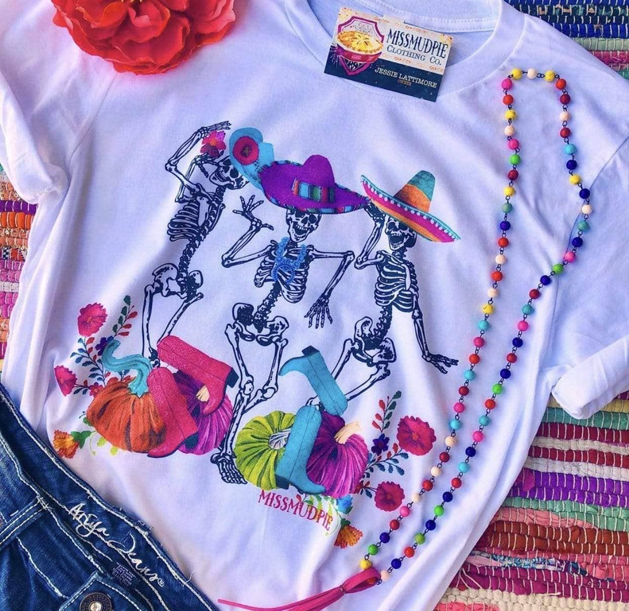 THE LATTIMORE CLAIM – Engroshandel T-shirt med print - Dame – Dancing skeletter med græskar - 3 farvemuligheder!0