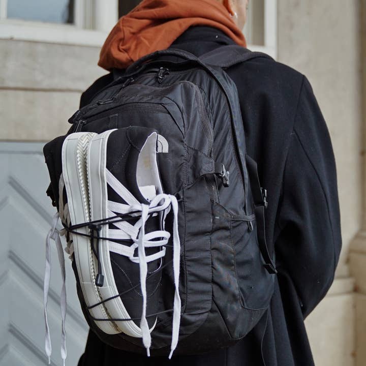 VAER – Großhandel Lifestyle-Sneaker – Damen – VAER Black Phoenix nachhaltiger Sneaker – Kreislaufwirtschaft & Upcycling2