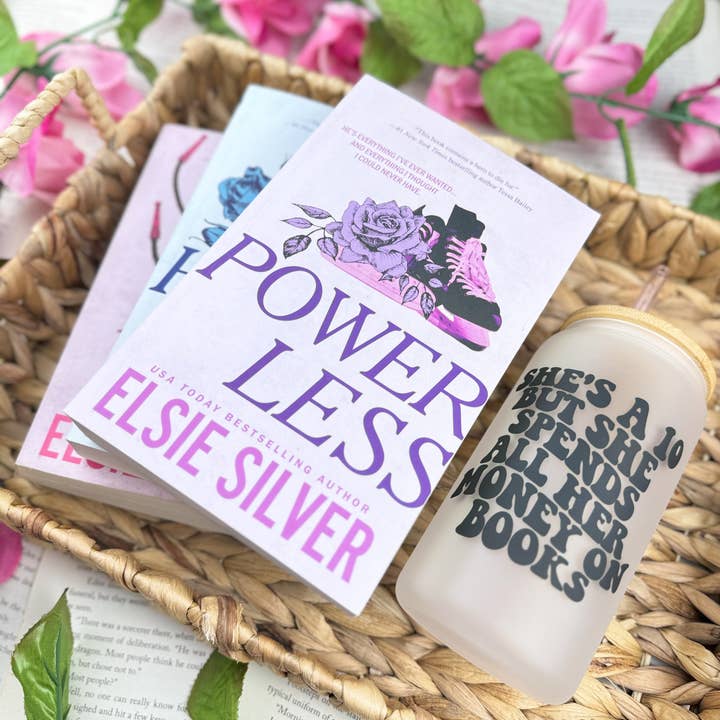 Elle a dix ans mais dépense tout son argent en livres Frosted Cup pour la vente par The Swoon Room