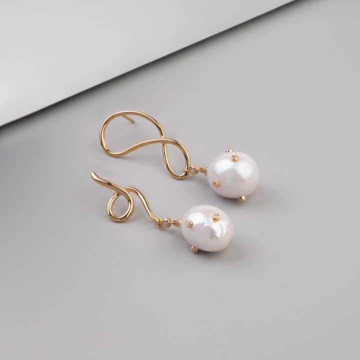 Brincos Gem Pearl Barroco em Ouro 14K Vermeil Flow por atacado de Wanderlust + Co