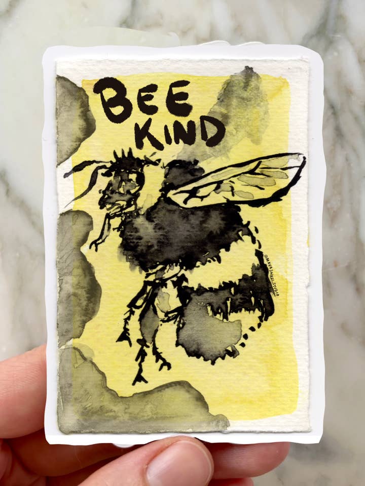 XL Bee Kind Hummel Kunst Aufkleber – Verspielter Niedlicher Vinyl für den Großhandel von Maya Shari Studio