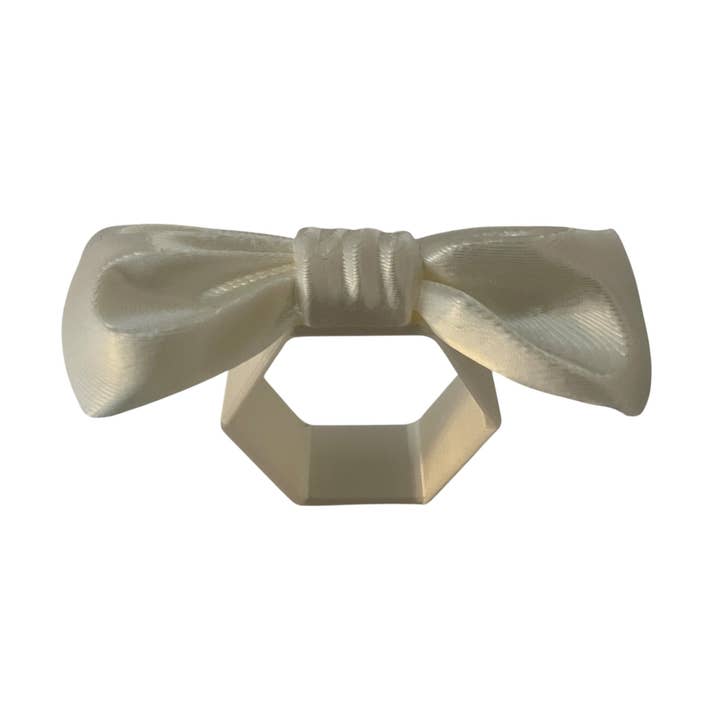 Ronds de serviette en forme de nœud | Satin blanc | Lot de 48 pour la vente par Table Talk Decor