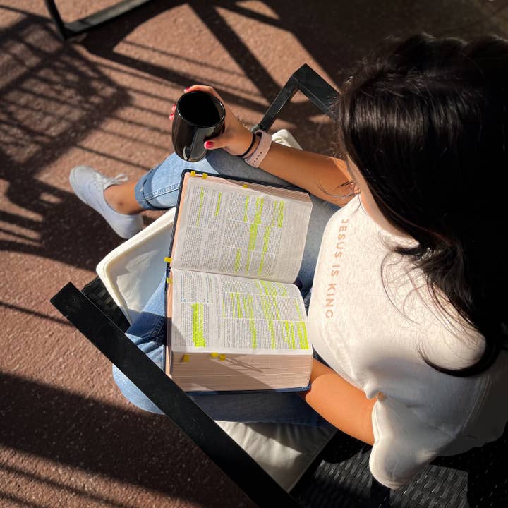 Camiseta Jesus Is King por atacado de Virtuous Stationery CO