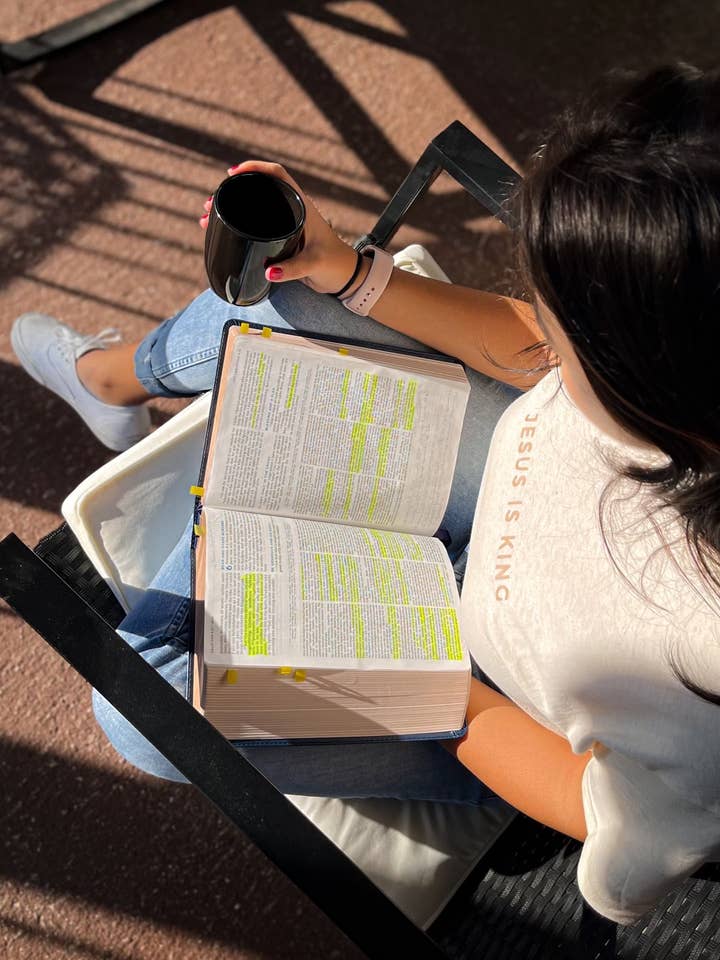 Camiseta Jesus Is King por atacado de Virtuous Stationery CO