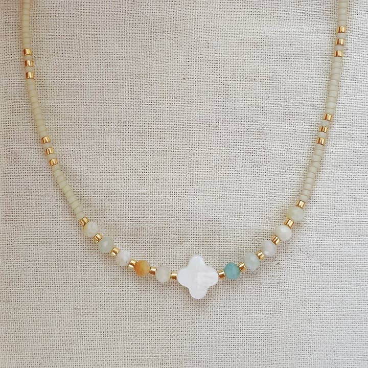 TRÈFLE EN NACRE BOHO CHOKER ✿ pour la vente par UNIQ Jewelry