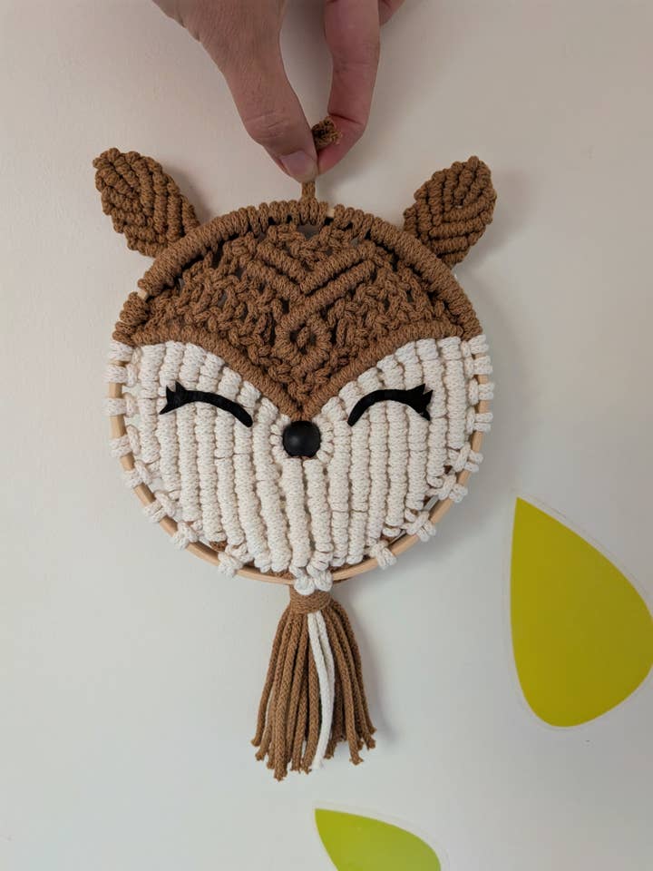 Väggdekoration i makramé - Modell "BICHE" för wholesale av Atelier Woabo