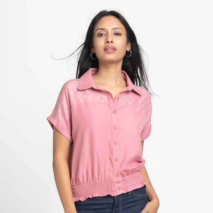 Stoffige roze blouse met kraag, verlaagde schouder en korte snit. voor wholesale door Benares