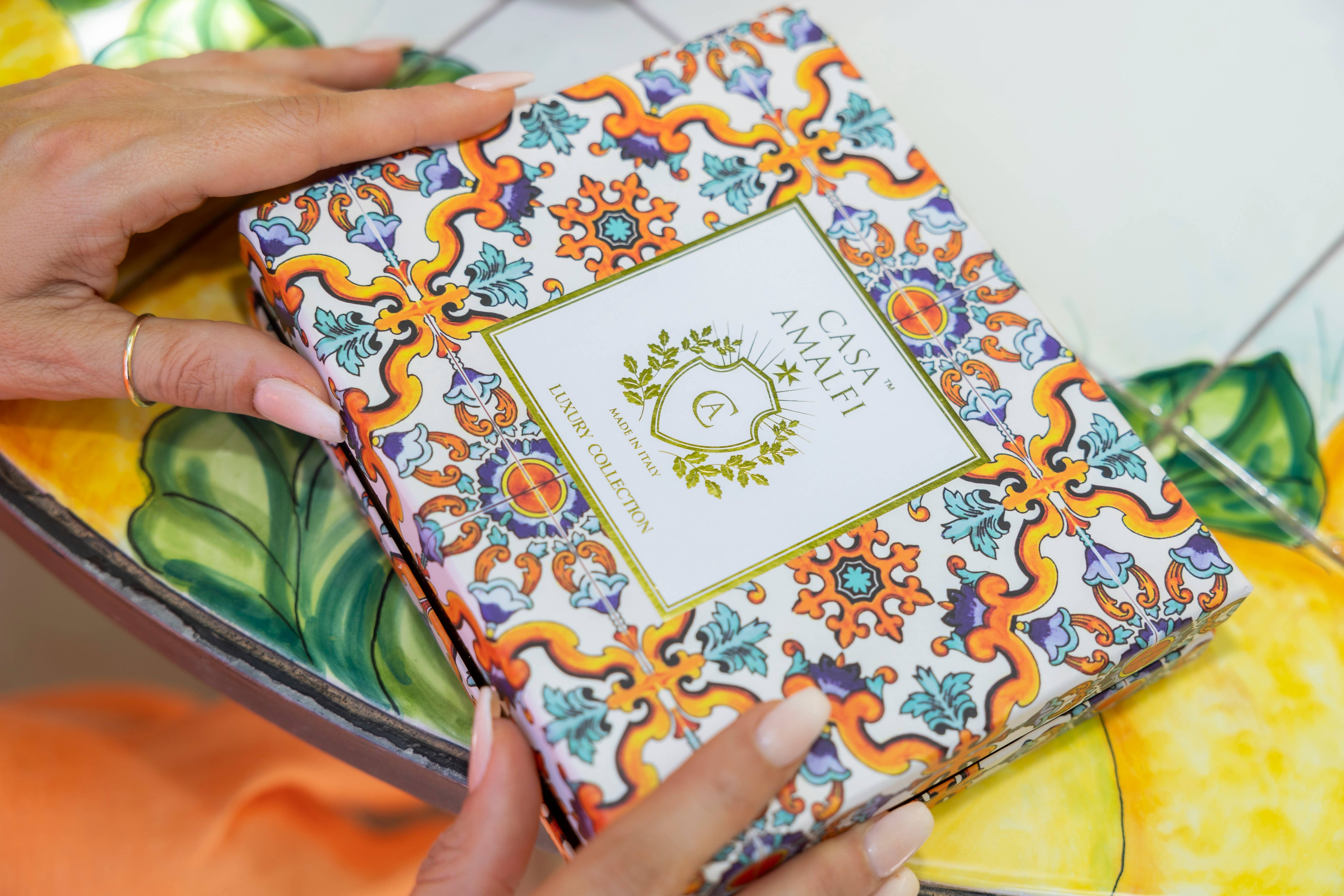 Casa Amalfi – Großhandel Geschenkboxen – Geschenkbox Sunset in Procida mit Körperseife und handbemaltem Keramikseifenschälchen4