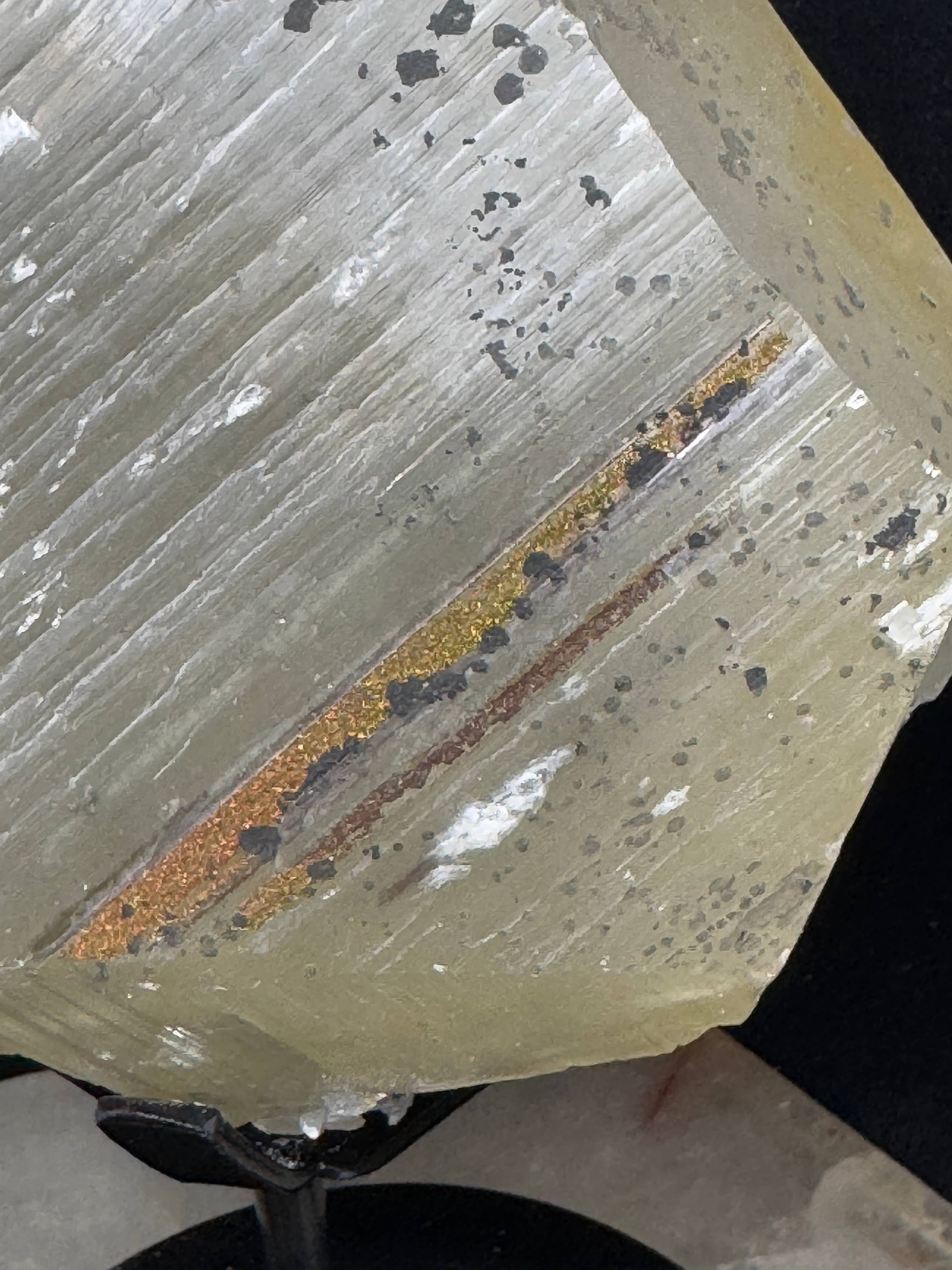 The 7 Directions - Wholesale Spiritual Stone/Crystal - UV reactive calcite free form w/ chalcopyrite F23E8