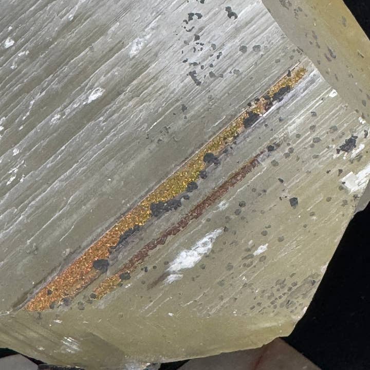 The 7 Directions - Wholesale Spiritual Stone/Crystal - UV reactive calcite free form w/ chalcopyrite F23E8