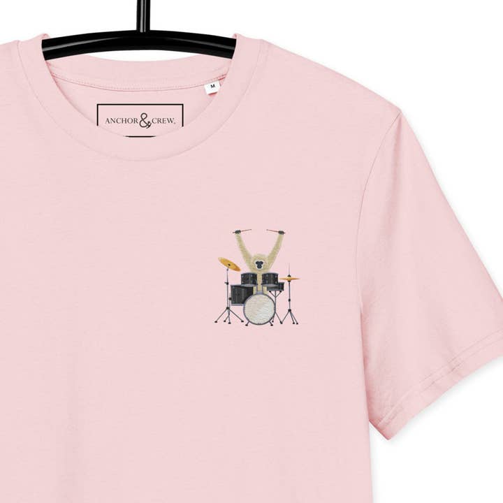 T-shirt brodé en coton biologique Le Singe Batteur pour la vente par ANCHOR & CREW