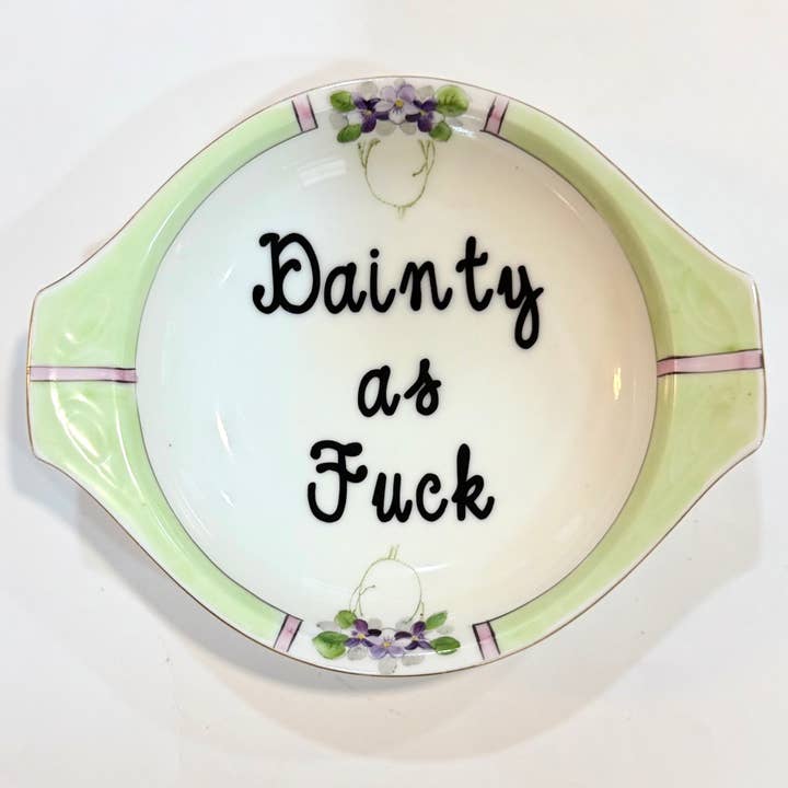 Plaques Vintage - "Délicat comme un Putain" pour la vente par Un Peche Mignon