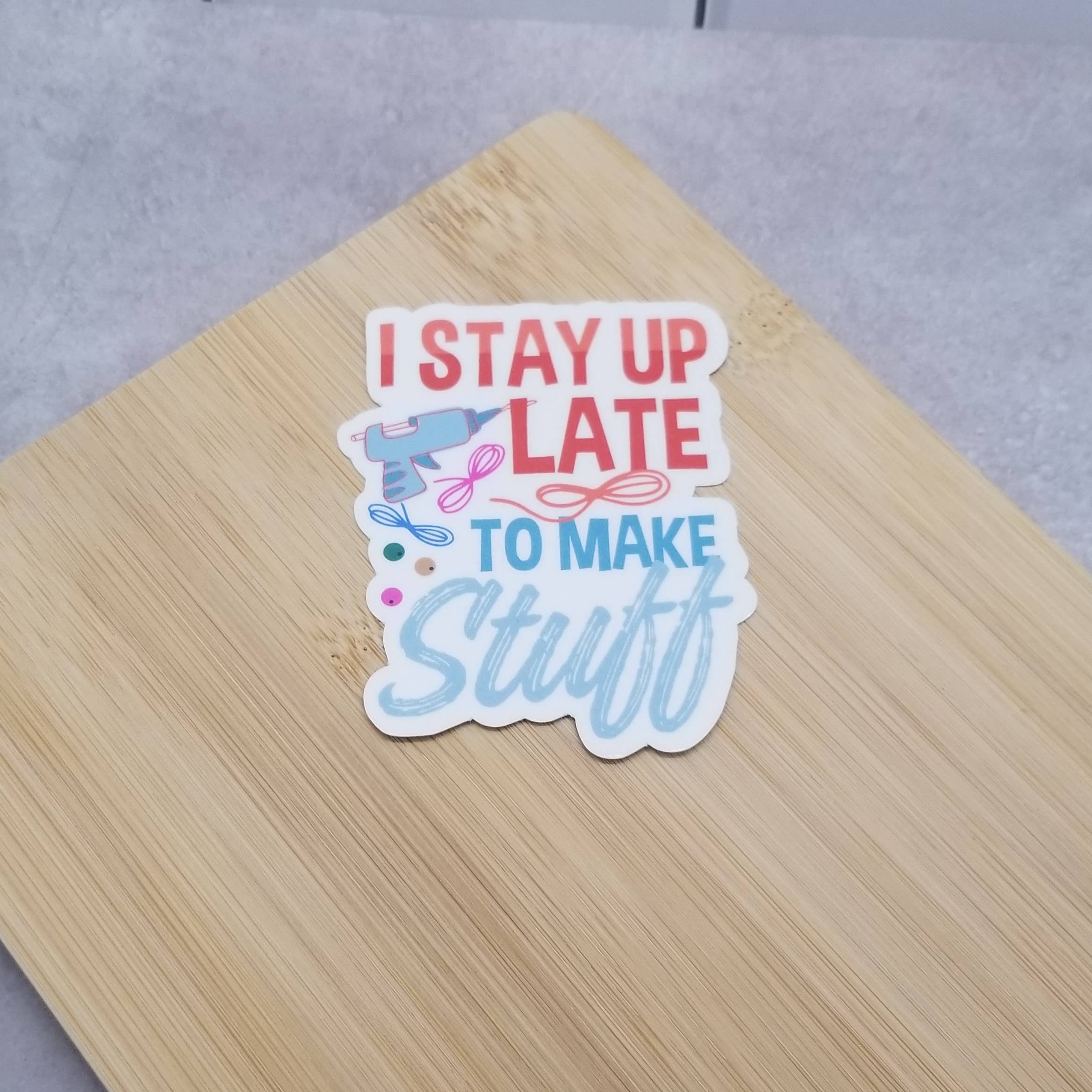 Dancing Dolphin Crafts – Engroshandel Klistermærke – Jeg bliver sent oppe for at lave ting - Crafty Vinyl Sticker - Maker7