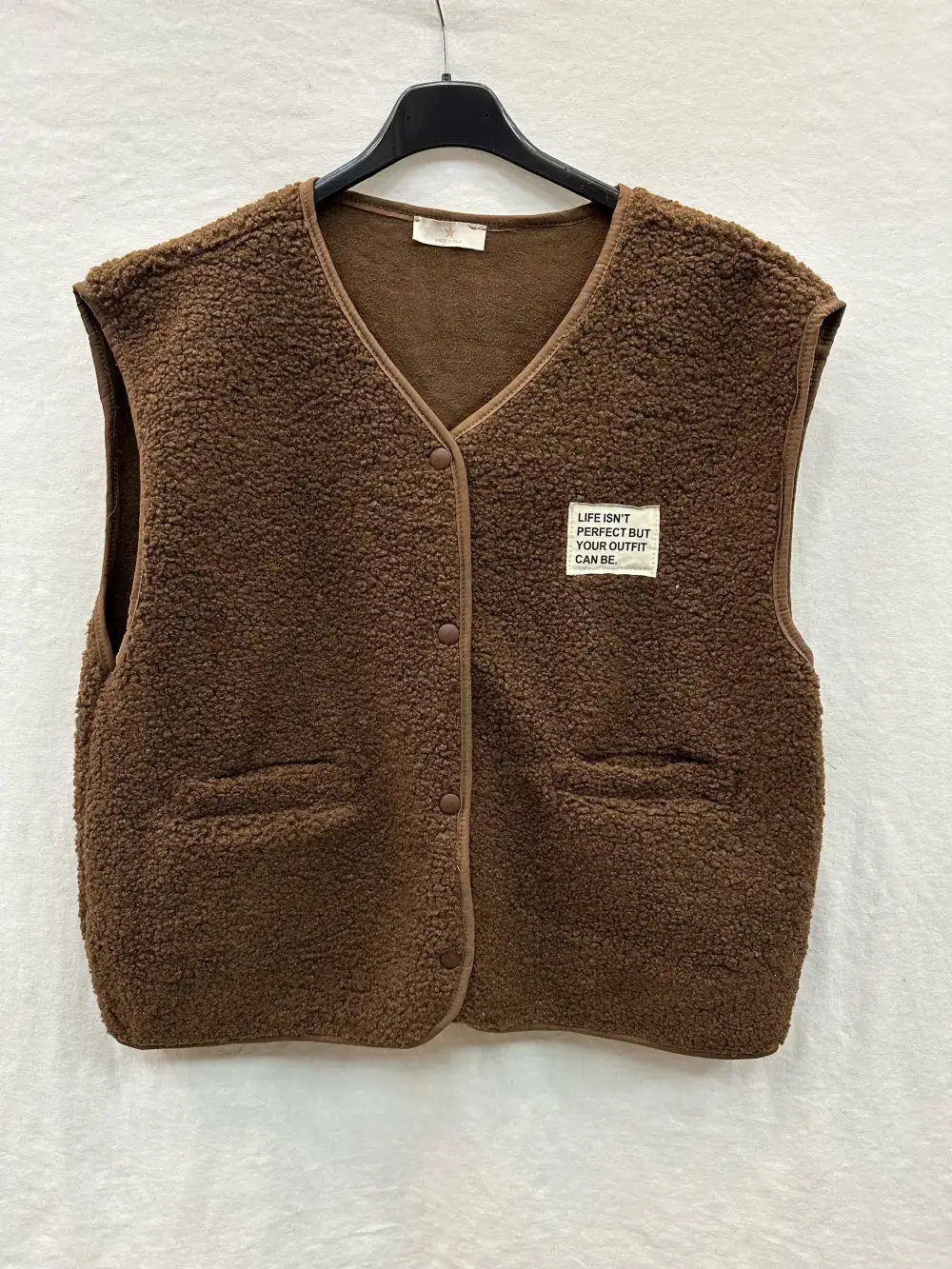 Mimi & Gogo – Großhandel Oberbekleidungsweste – Damen – Moumoute-Weste mit Abzeichen @3418_GiEcussonMoumoute4