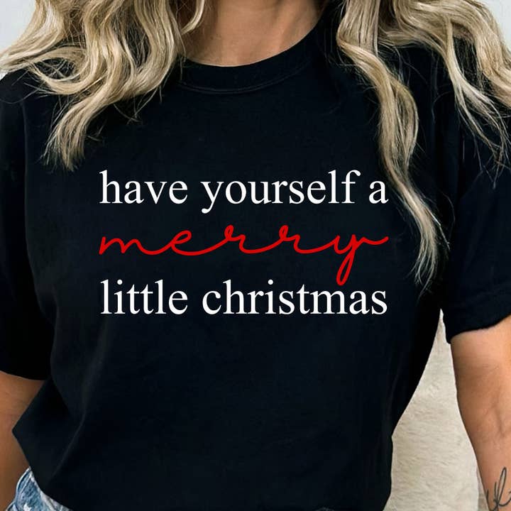 En Merry Little Christmas Comfort Colors T-shirt for engroshandel hos Kissed Apparel