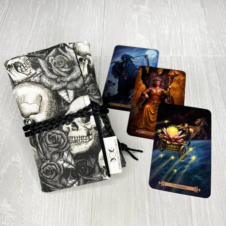 Enveloppe de tarot Witchy Skulls & Roses pour la vente par Threads of Tarot