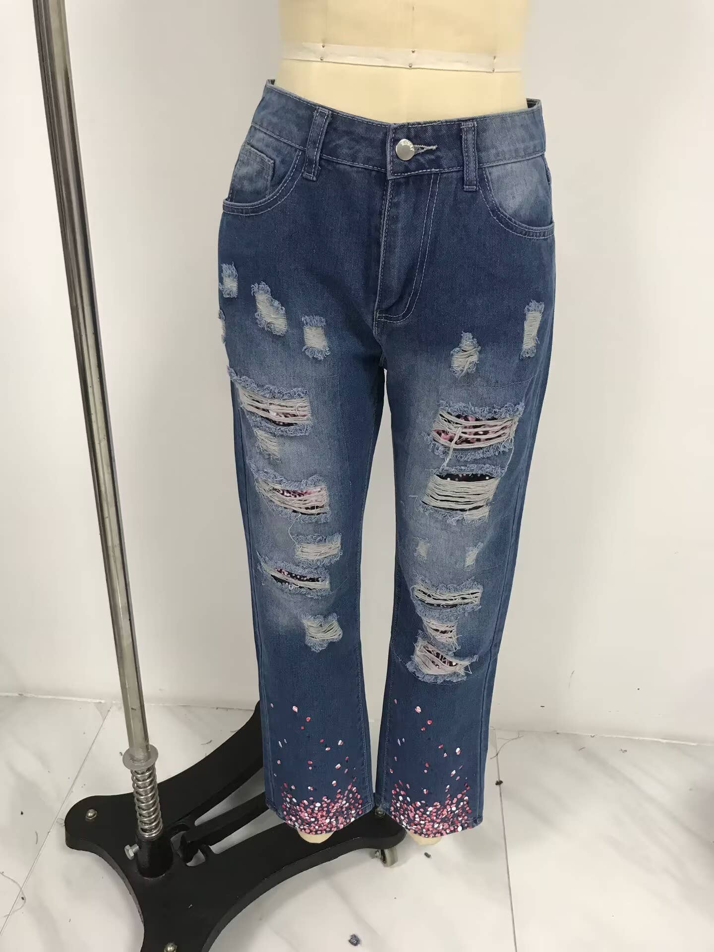 Tourtiwi – wholesale Jeans - Dam – Damjeans med blommigt tryck och slitningar22