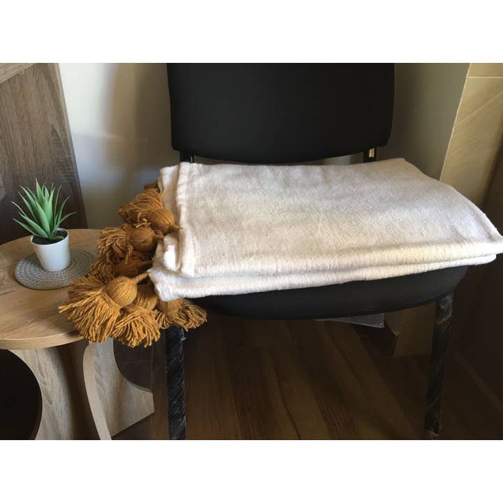 marrakeshop - Wholesale Throw Blanket - Moroccan Handmade White Blanket With Colorful Pompoms